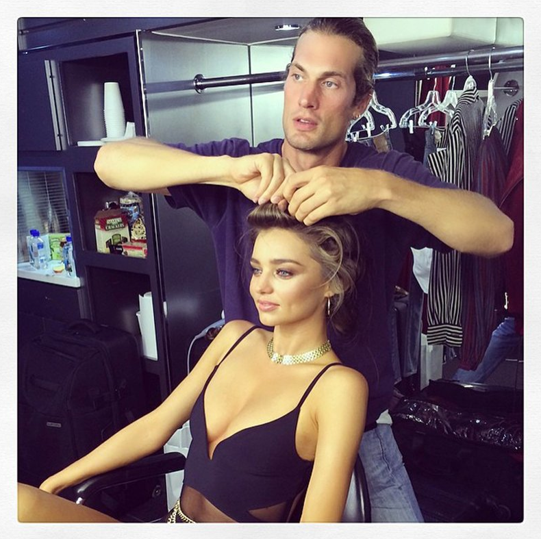 Miranda Kerr görs redo för plåtning. Miranda Kerr görs redo för plåtning.